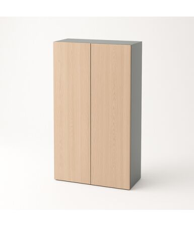 Szafa z półkami i podwójnymi drzwiami